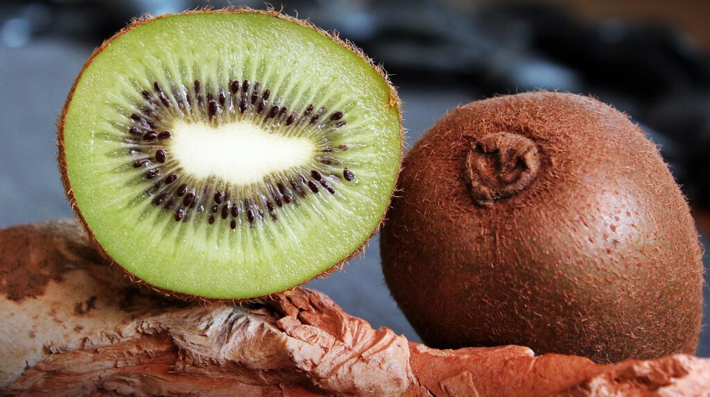 Mangiare kiwi a colazione fa bene? Ecco la verità