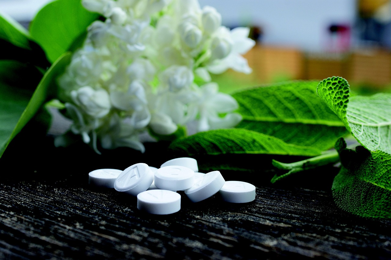 Aspirina disciolta nell'acqua, utilizzata per curare le piante in un giardino.