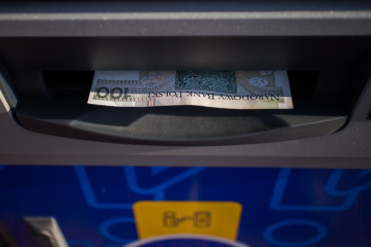 Immagine che mostra un bancomat con un display che indica il prelievo massimo giornaliero.