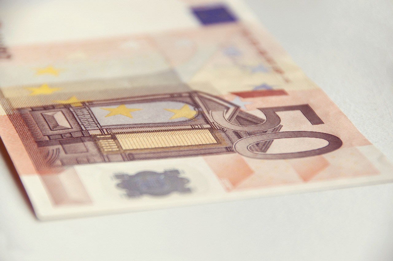 Banconote da 50 euro con particolare dettaglio che indica una possibile falsificazione.