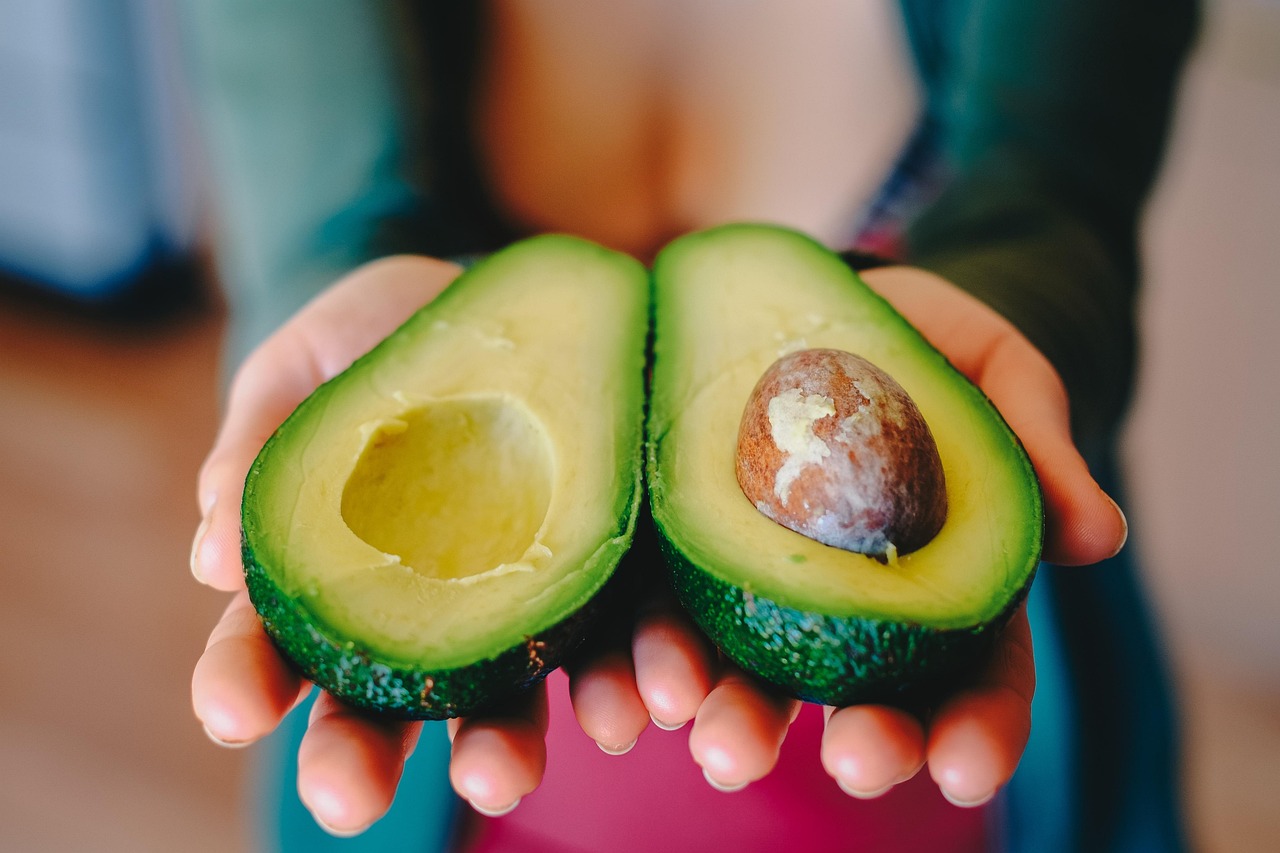 Fette di avocado su un piatto, simbolo di un'alimentazione sana per il cuore.