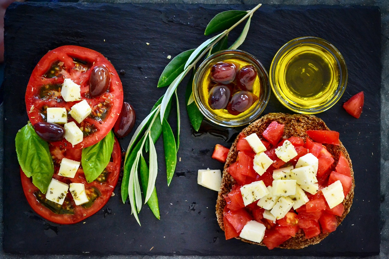Piatto di verdure fresche e pesce, simbolo della dieta mediterranea rivisitata per perdere peso.