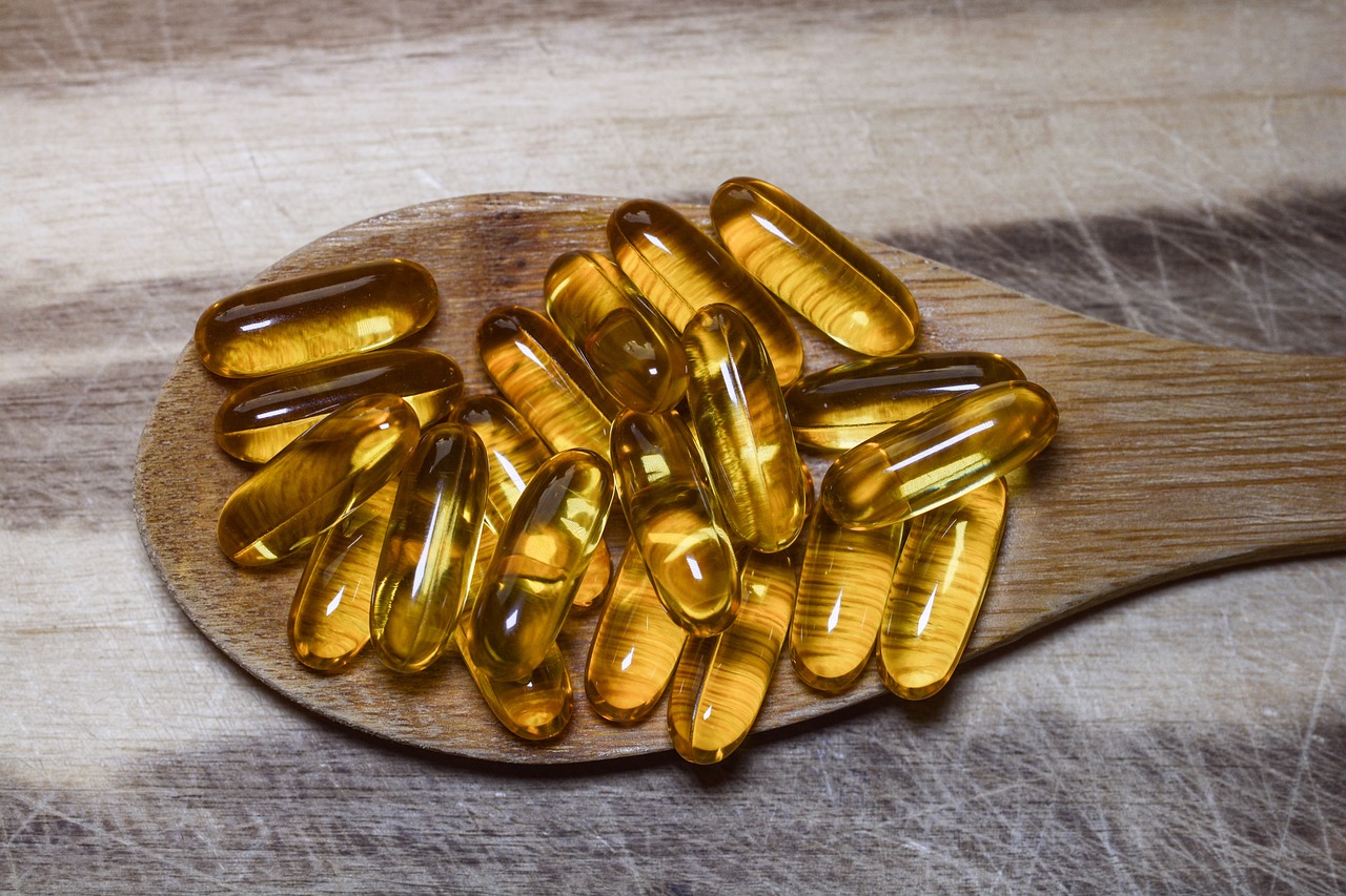 Donna che osserva un piatto di pesce ricco di omega-3, evidenziando la carenza nutrizionale.