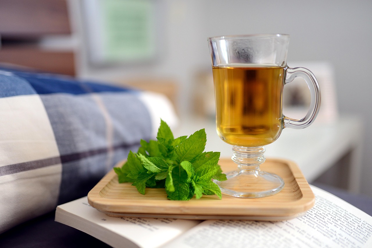Tisana rilassante in tazza, ideale per combattere l'insonnia e favorire un sonno riposante.