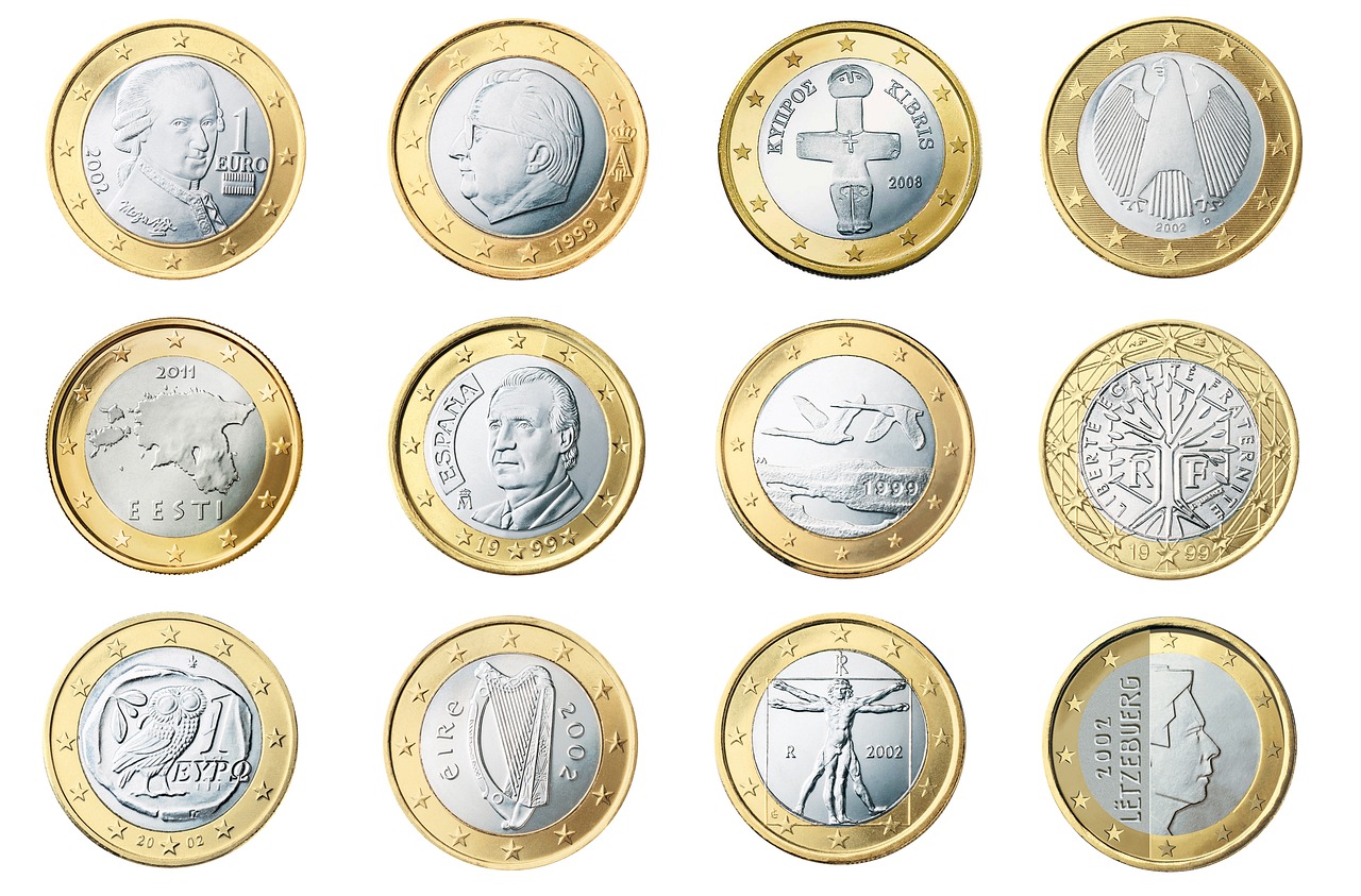 Monete da 1 euro rare, alcune valgono fino a 3000 euro, esposte su un tavolo.