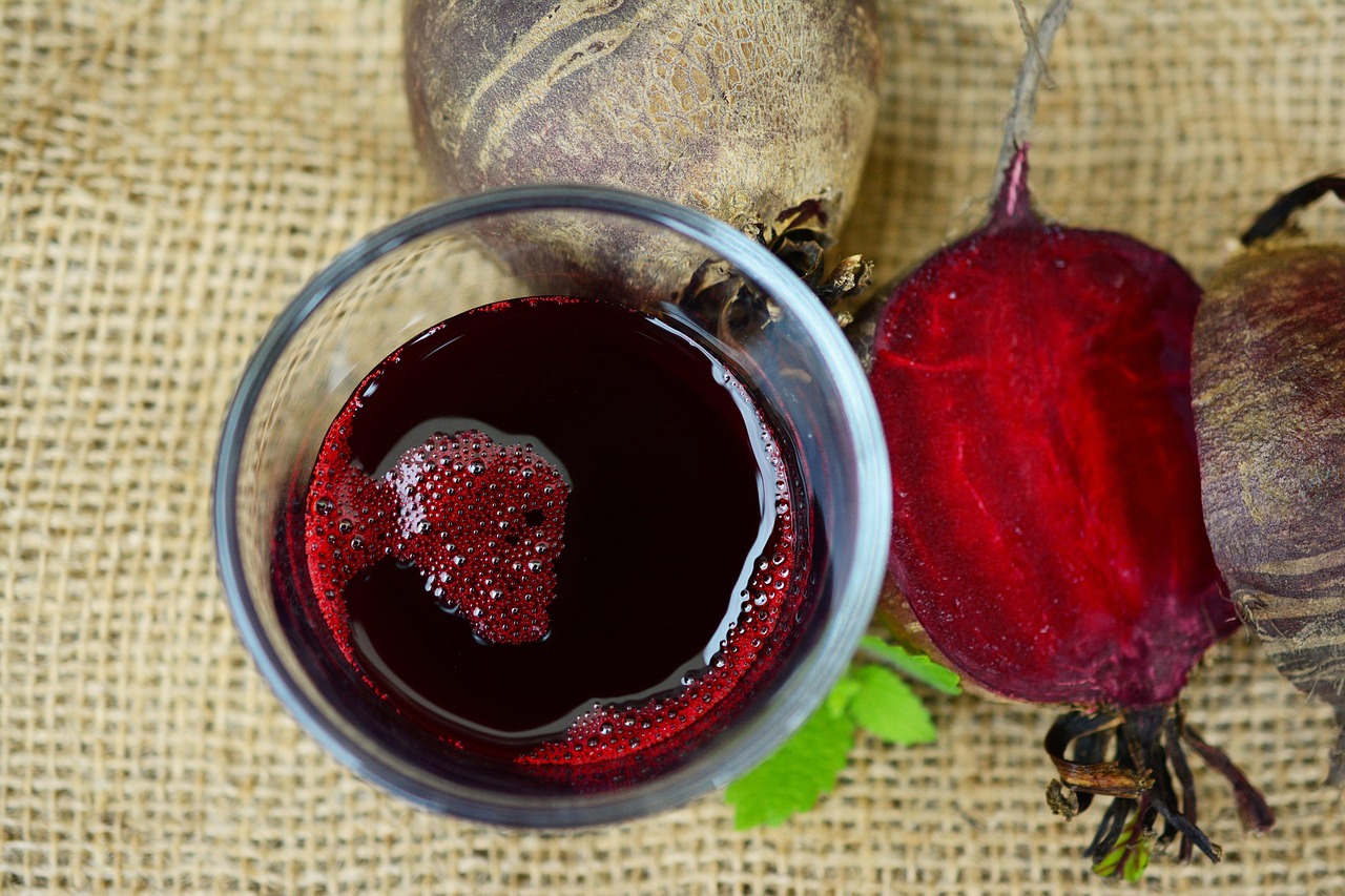 Bevanda naturale per abbassare la pressione alta, servita in un bicchiere con ingredienti freschi.