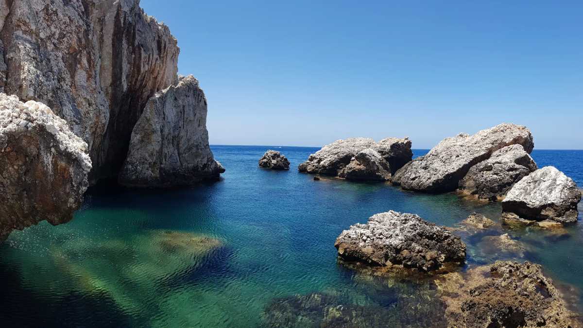 Piscina naturale a Ponza, con acque cristalline e scogliere circostanti.